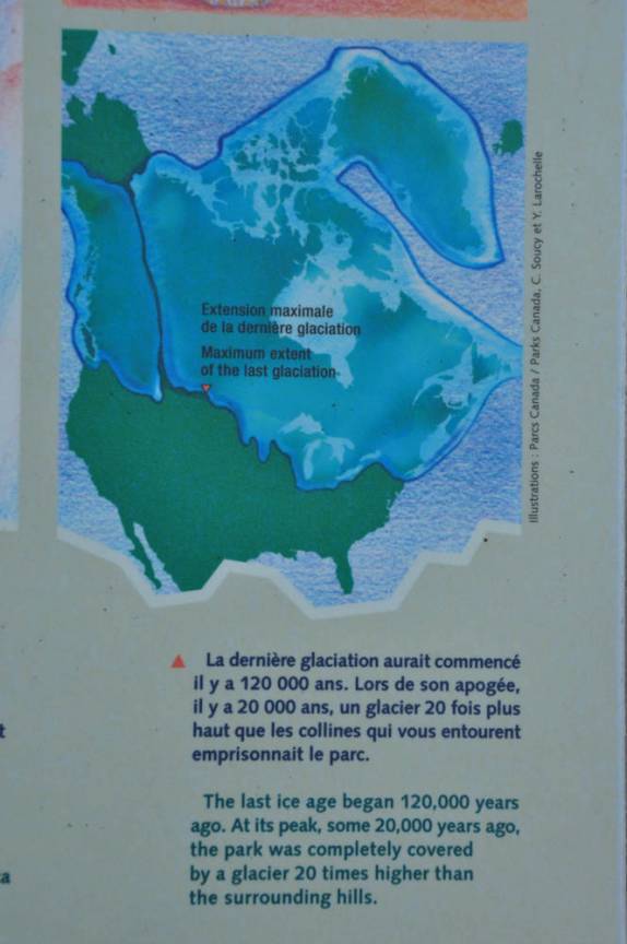Painel informativo sobre o processo de formação das paisagens do Parc National de La Mauricie, província de Quebec, no Canadá, durante a última era glacial